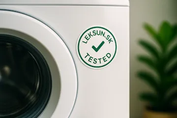 Detail prednej časti práčky s nálepkou LEKSUN.SK TESTED, ktorá potvrdzuje, že spotrebič bol repasovaný a otestovaný.